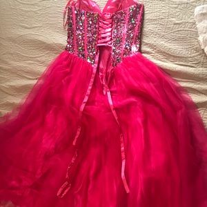 Long sweetheart prom dress. In the color pink.